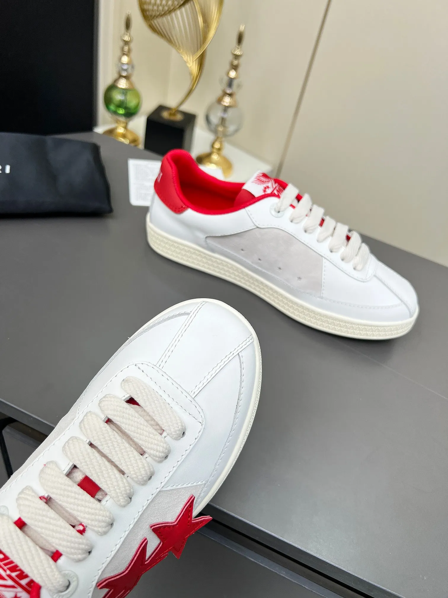 Men's Men's Shoes 💰580 Bone Shoes · AMIRI Skel-Top AMIRI 🔥 launches a new "ThePacific" series of low-top casual sports moral training shoes in the early spring of 2025. This iconic shoe covers men's and women's shoes, drawing inspiration from the brand's classic sports style and elegantly integrating West Coast style. "The Pacific" contrasting five-pointed star series is rooted in Amiri's unique California genes, showing the freedom and leisure atmosphere of the West Coast. This series launches two styles that incorporate the brand's iconic elements: the leather version is made of pure white leather with a same-color sole, and is embellished with star patterns on the side of the shoe, just like the bright starry sky of California. The black and ocean blue colors are shared by men and women, and there is also a red star model exclusive for men and a light pink star model exclusive for women. The suede model is decorated with the brand's classic bone pattern on the side of the shoe. The rubber sole and suede fabric complement each other. The color scheme covers black, chocolate and sand, and is suitable for both men and women. Made of imported cowhide and decorated with bone pieces on the sides of the upper, it is novel and unique and has a good three-dimensional effect! High-density breathable mesh lining + original molded TPU outsole 🙏 Recommended by celebrities, bloggers and internet celebrities, 🚵🏻 an indispensable item for shopping, partying and traveling. One of the most unmissable sneakers in 2025 ✦Color: 10 colors available ✦Size: Women’s size 35--40, ✦Size: Men’s size 39--45,